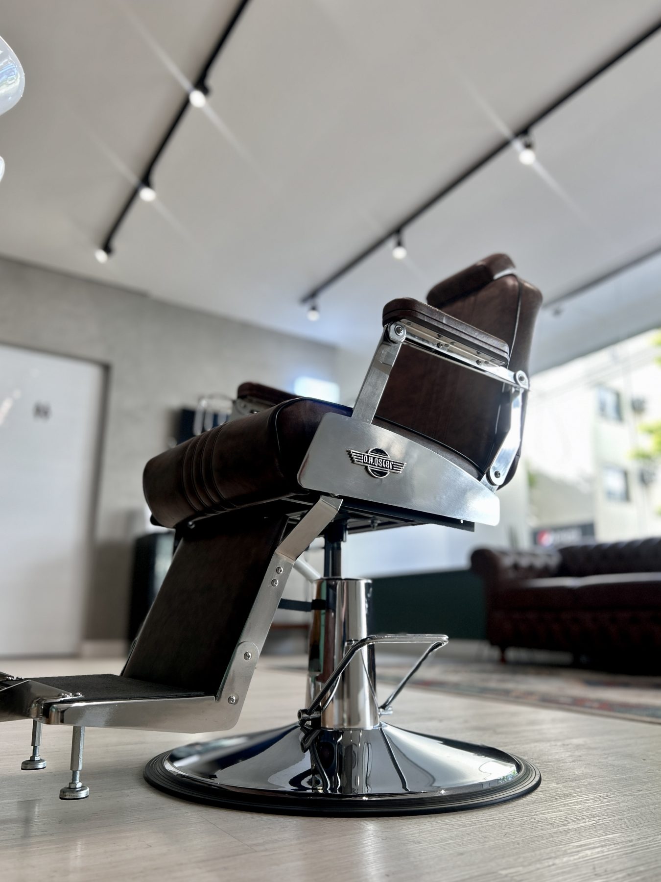 Cadeira de barbeiro na Verv Barbershop, estúdio autoral em Blumenau